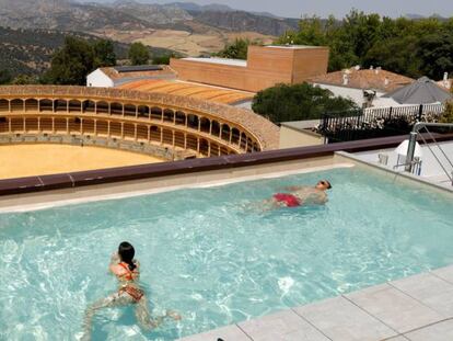 Turistas en la piscina de un hotel en Ronda (Málaga)