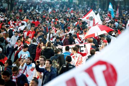 Seguidores de River Plate en la zona de aficionados habilitada en Madrid.