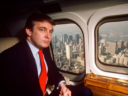 Donald Trump en 1987, volando a bordo de su helicóptero Puma en Nueva York.