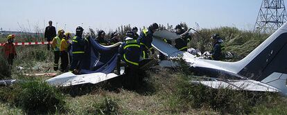 Los servicios de Emergencias, junto al aparato accidentado.