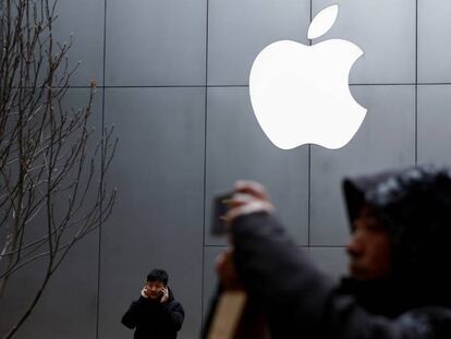 Logo de Apple en el exterior de una tienda en Pekín