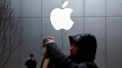 Logo de Apple en el exterior de una tienda en Pekín