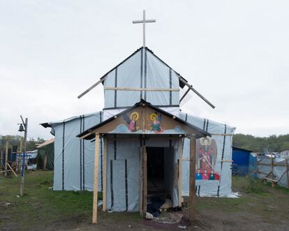 “Mi vida nunca ha sido tan fácil como aquí”, así de rotundo fue un joven eritreo de 22 años que solía cuidar de la iglesia ortodoxa de La jungla y cuya historia marcó al fotógrafo. David tuvo que salir de Eritrea huyendo del ejército de su país que solía ir iba casa por casa buscando cristianos y a los que encontraban, les solían marcar con una cruz en pecho (ver original). Antes de llegar a Calais había pasado cuatro años en una prisión en Libia. “No entró en detalles, pero me hizo entender que la vida como prisionero era insoportablemente dura”, cuenta Tiberio. David no ha visto a su mujer ni a su hijo recién nacido desde que salió de Libia y su mayor preocupación era que su hijo crecería sin conocer a su padre. En el campamento participaba con las asociaciones que ayudaban a los migrantes a mejorar sus construcciones y los voluntarios confiaban en él. David se ocupó de la iglesia hasta que partió para Reino Unido.