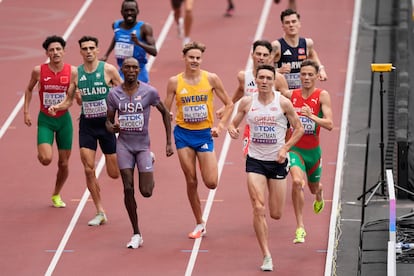 Jakob Ingebrigtsen, al fondo a la derecha, de oscuro, superado por siete atletas en la serie de 1.500m.