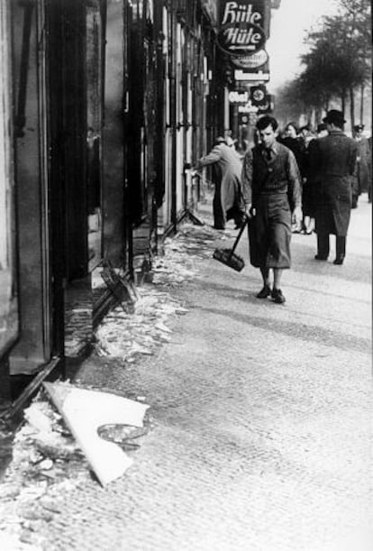 Tiendas judías después de ser vandalizadas La noche de los cristales rotos, en noviembre de 1938.