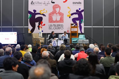 Javier Cercas habla durante la presentación de su libro en la FILBo, el 26 de abril de 2025.