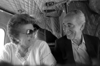 El expresidente israelí junto a su esposa, Sonya (i), en un helicóptero camino a Kibbutz Alumot (Israel), una comunidad que ambos ayudaron a fundar, en 1985.