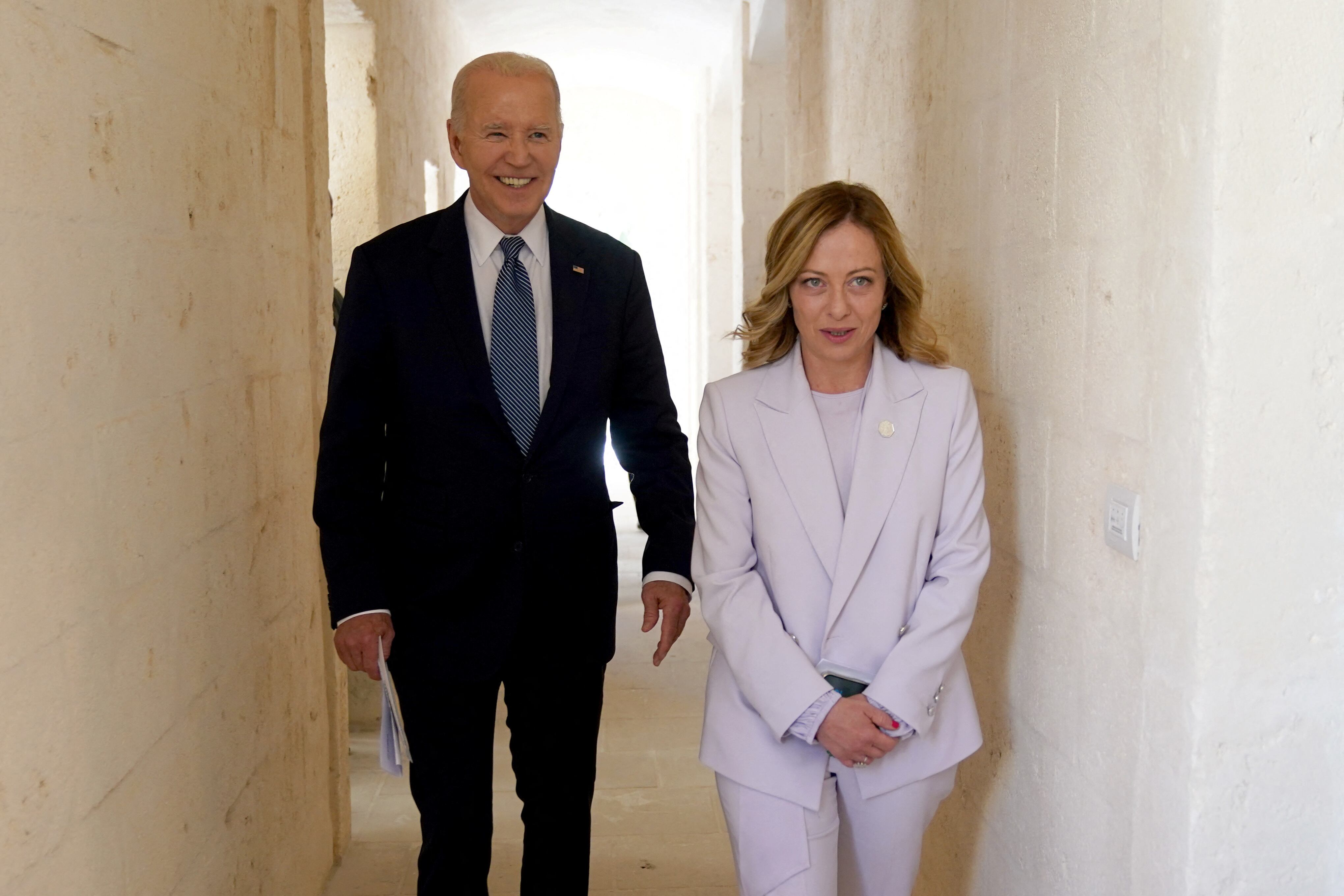 El presidente de los Estados Unidos, Joe Biden, junto a la primera ministra de Italia, Giorgia Meloni, durante la segunda jornada de la cumbre del G7 celebrada en Borgo Egnazia, el 14 de junio. 