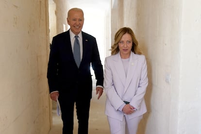El presidente de los Estados Unidos, Joe Biden, junto a la primera ministra de Italia, Giorgia Meloni, durante la segunda jornada de la cumbre del G7 celebrada en Borgo Egnazia, el 14 de junio. 