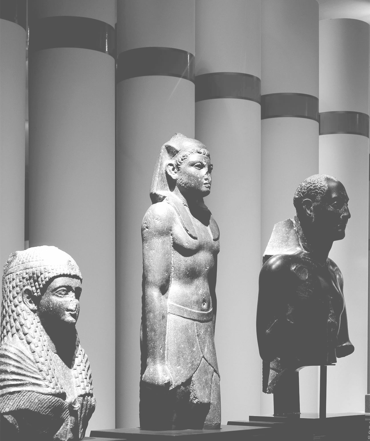 Estatuas de Cleopatra VII, Julio César y en medio el hijo de ambos Cesarión.