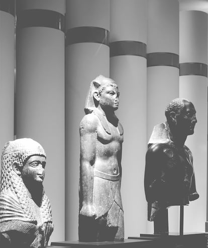 Estatuas de Cleopatra VII, Julio César y en medio el hijo de ambos Cesarión.