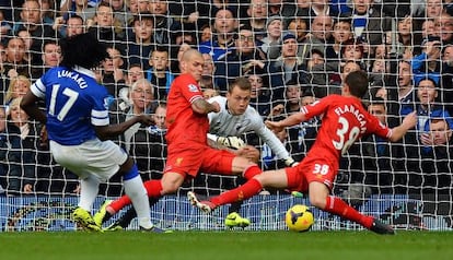 Lukaku marca uno de los goles del Everton.