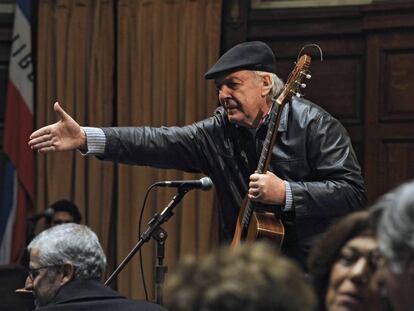 El músico Daniel Viglietti después de tocar en la fundación Mario Benedetti en Montevideo.
