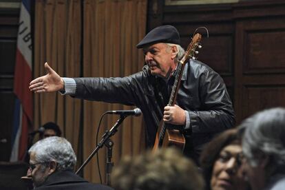 El músico Daniel Viglietti después de tocar en la fundación Mario Benedetti en Montevideo.