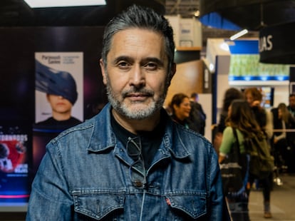 El creador y productor Julio Rojas en la feria internacional del libro de Guadalajara el día 27 de noviembre de 2023.