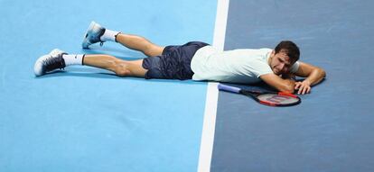 Dimitrov, tendido en la pista nada más ganar la final, ayer en Londres.
