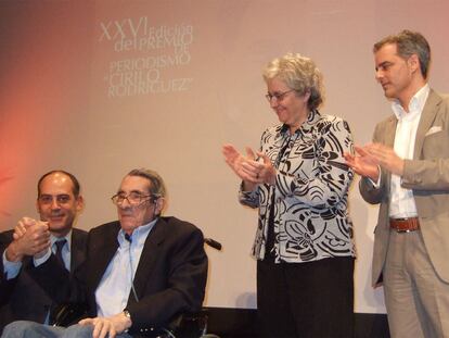 De izquierda a derecha, el finalista José Antonio Guardiola; el homenajeado, Enrique Meneses; la ganadora del premio Cirilo Rodríguez, Soledad Gallego-Díaz, y el otro finalista, Ramiro Villapadierna.