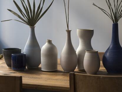 La mesa del comedor, de madera y estructura metálica, es un diseño de la empresa alemana Jan Cray. Todos los jarrones, ya esmaltados, son de Eric Landon (Tortus).