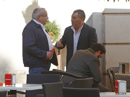 El empresario Ángel Fenoll (izquierda) conversa con José Vicente Gregory cerca de la Audiencia de la Alicante este viernes.