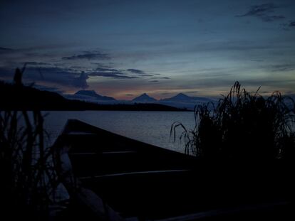 El volcán activo Nyiragongo (izquierda) y los inactivos Mikeno y Karisimbi en los montes Virunga, vistos al amanecer desde el pueblo pescador de Kasunyu, en la provincia de Kivu del Sur. Las comunidades pescadoras del este de la República Democrática del Congo sufren las consecuencias de los efectos acumulados de la actividad volcánica, los conflictos y el cambio climático. En las tierras altas volcánicas del país centroafricano, la vida se desarrolla en torno al lago Kivu. En sus orillas, los pobladores han encontrado un lugar donde refugiarse de las numerosas guerras y situaciones de emergencia, pero el salvavidas es frágil.