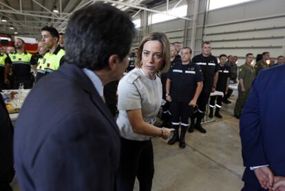 La ministra de Defensa, Carme Chacón, visitó la unidad de emergencia en Bétera.