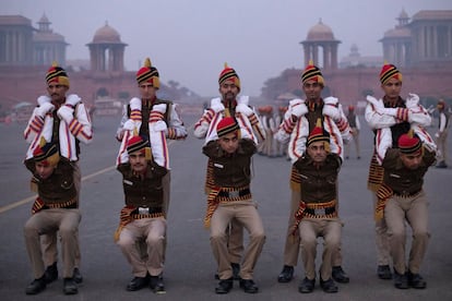 Un grupo de policías de Delhi (India) hacen estiramientos antes de un ensayo del desfile del Día de la República.