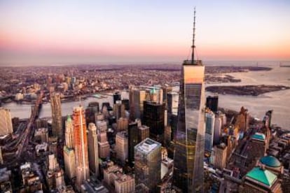 El One World Trade Center, dominando el sur Manhattan, en Nueva York.