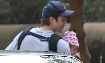 Ashton Kutcher captado junto a Wyatt en California.