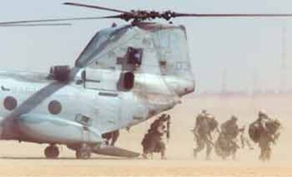 <b><i>Marines</b></i> de Estados Unidos entrenaban un asalto desde un helicóptero CH-46 ayer al norte de Kuwait.