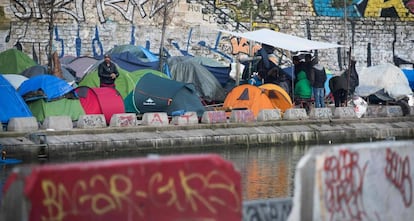 Campamento de inmigrantes ilegales en el canal Saint Martin de París (Francia).