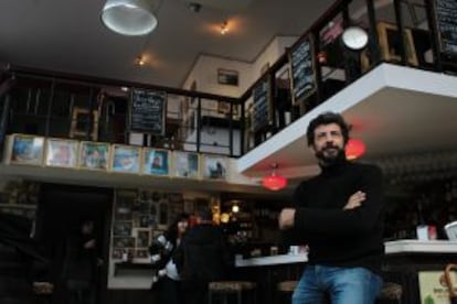 El director de cine Alberto Rodríguez, en el bar La Estraza.