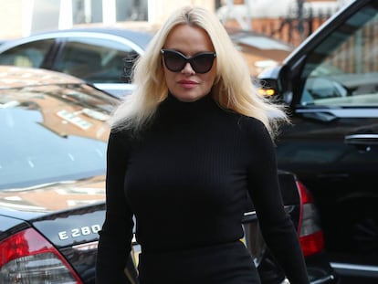 Pamela Anderson, visitando a Julian Assange, en una imagen de archivo