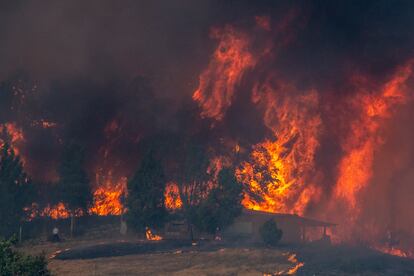 Vista de las llamas del incendio forestal en Verín.