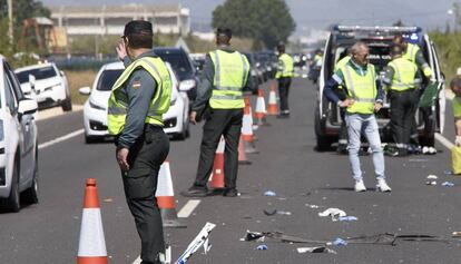 Agentes de la Guardia Civil de Tráfico intervienen tras un accidente. 
 