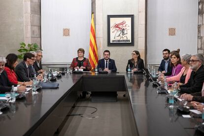 El presidente de la Generalitat, Pere Aragonès, y la consejera de Educación, Anna Simó (a su derecha), en la cumbre con los partidos para hablar de educación.