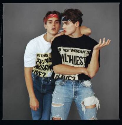Los hermanos e ‘influencers’ Valen y Vova Volinetts lucen camisetas de la colección divine de Loewe.