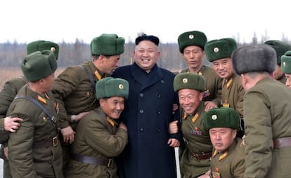 Kim Jong-un rodeado de militares nesta segunda.