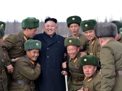 Kim Jong-un rodeado de militares nesta segunda.