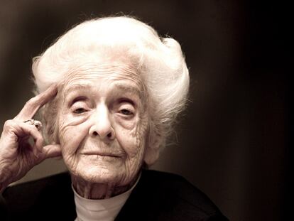 Rita Levi-Montalcini (Turín, 1909) explica con claridad las ventajas de la imperfección, a la que rinde tributo a través de su autobiografía.