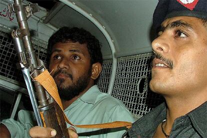 La policía traslada a uno de los detenidos por su presunta vinculación con un grupo islamico ilegalizado en Hyderabad.