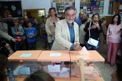 El candidato del PSOE al Ayuntamiento de Madrid Pepu Hernández vota en el Colegio Público Padre Coloma.