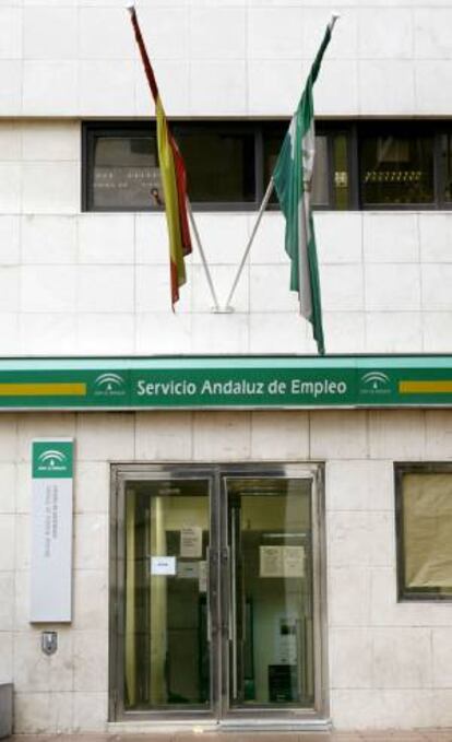 Exterior de una oficina del INEM en Granada. EFE/Archivo