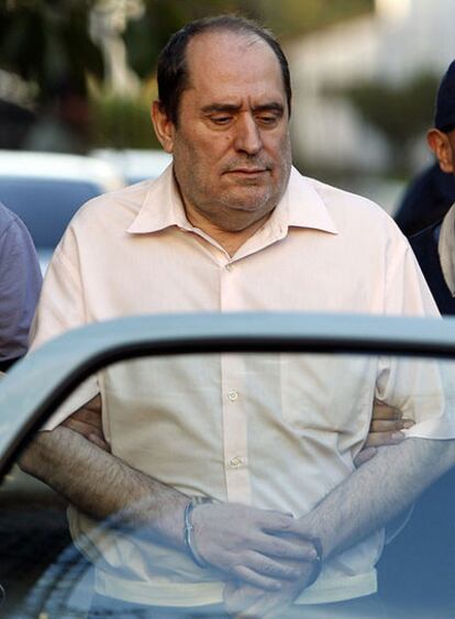 El abogado Emilio Rodríguez Menéndez, esposado, tras ser detenido el pasado día 9 en la calle de Raúl Scalabrini Ortiz, en Buenos Aires.