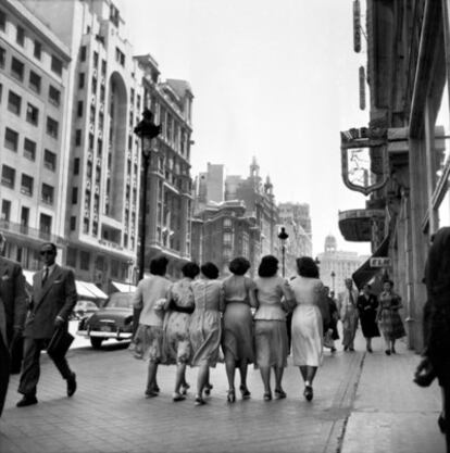 Señoritas en la Gran Vía de Madrid (1953).