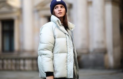 La 'influencer' Liberta Haxhikadriu luciendo una chaqueta acolchada en las calles de Hamburgo, Alemania, en 2019.