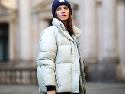 La 'influencer' Liberta Haxhikadriu luciendo una chaqueta acolchada en las calles de Hamburgo, Alemania, en 2019.