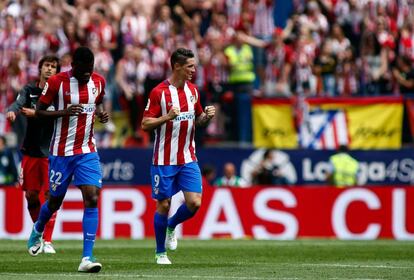 Fernando Torres celebra el gol con el que ha abierto el marcador en el Vicente Calderón.