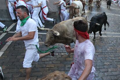 Toros de la ganadería de Fuente Ymbro durante el recorrido en el primer encierro.