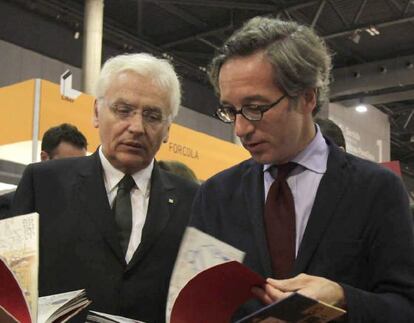 Ferran Mascarell y José María Lassalle durante la inauguración de Feria Liber en L'Hospitalet de Llobregat.