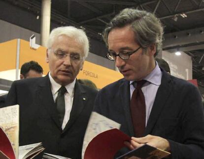 Ferran Mascarell y Jos&eacute; Mar&iacute;a Lassalle durante la inauguraci&oacute;n de Feria Liber en L&#039;Hospitalet de Llobregat. 